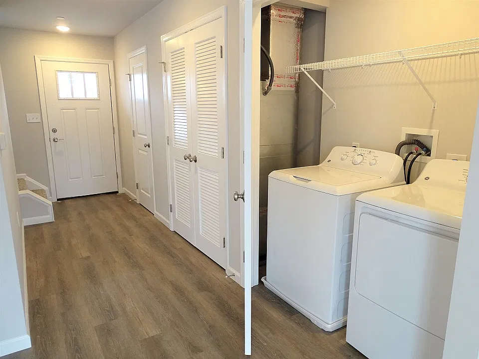 3 bed, 2.5 bath, 1297 sqft, $1,995 — Photo 2