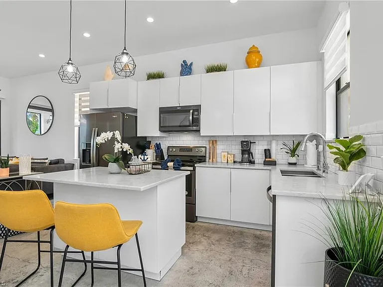 3016 Van Buren Ave — Photo 4