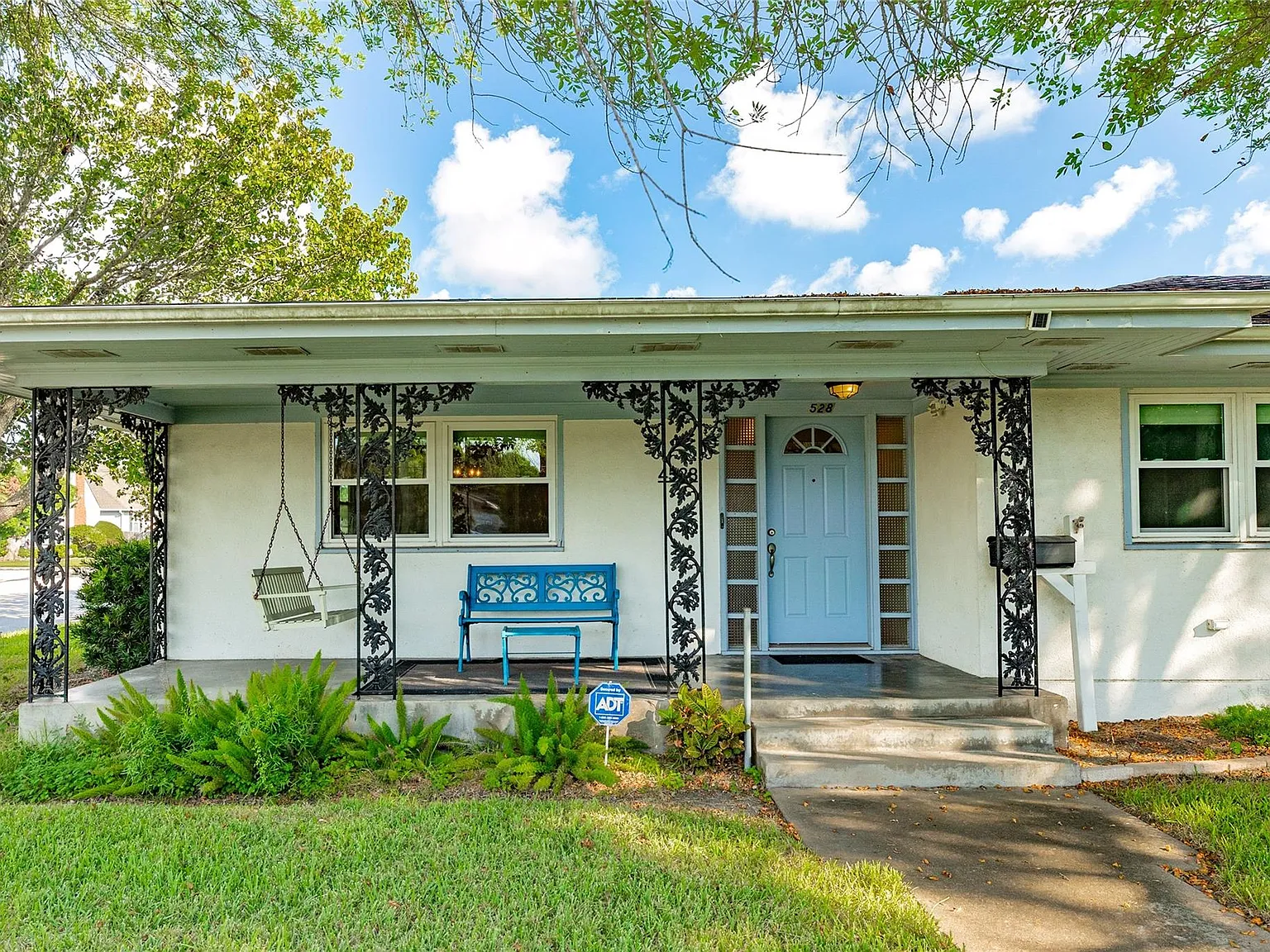 3 bed, 2.5 bath, 1971 sqft, $2,400 — Photo 2