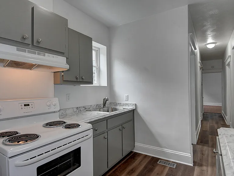 305 W 36th St — Photo 14