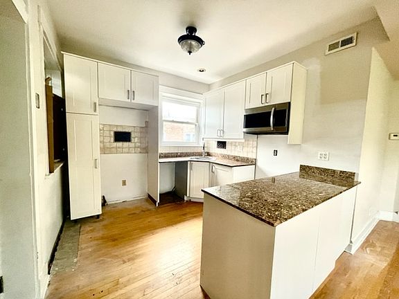 2nd image of 2621 W Leland Ave APT 3