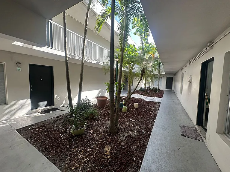 1830 Maravilla Ave #704 — Photo 28