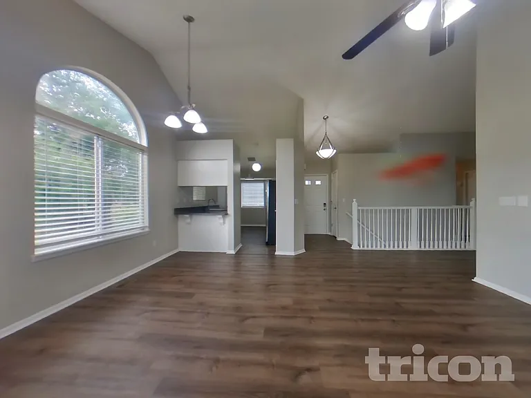 995 Cobblestone Dr — Photo 2