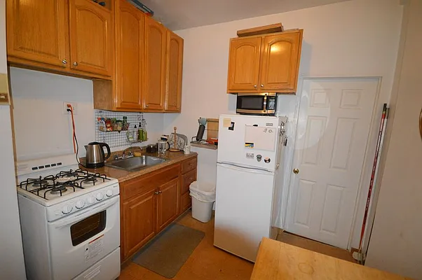 Rented by Universal Realty Group | media 6