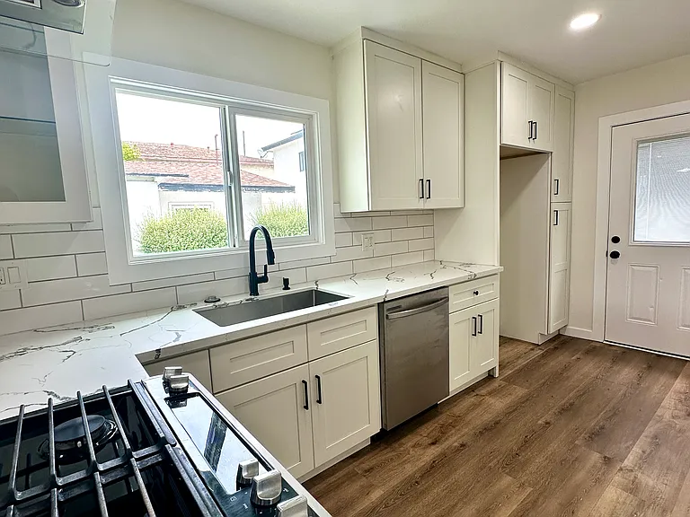 2230 S Grand Ave — Photo 5