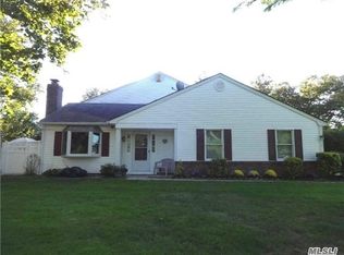 8 Vicksburg Ct, Coram, NY 11727