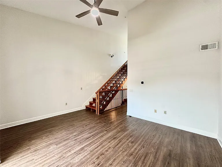 1602 Elgin St #13 — Photo 10