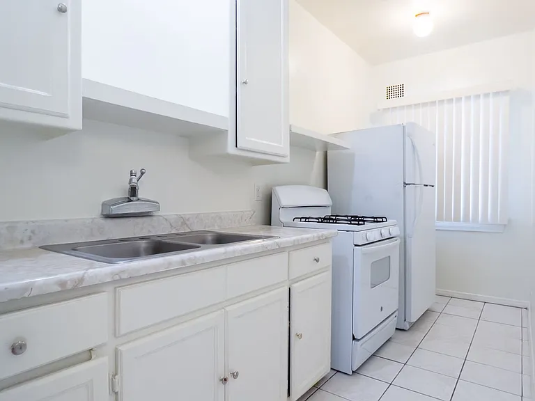 24th Street Apartments — Photo 6