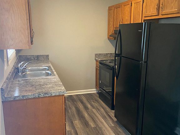 3rd image of 213 Churchill Dr #10