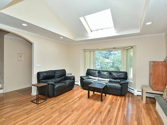 5th image of 37 Magnolia Ln