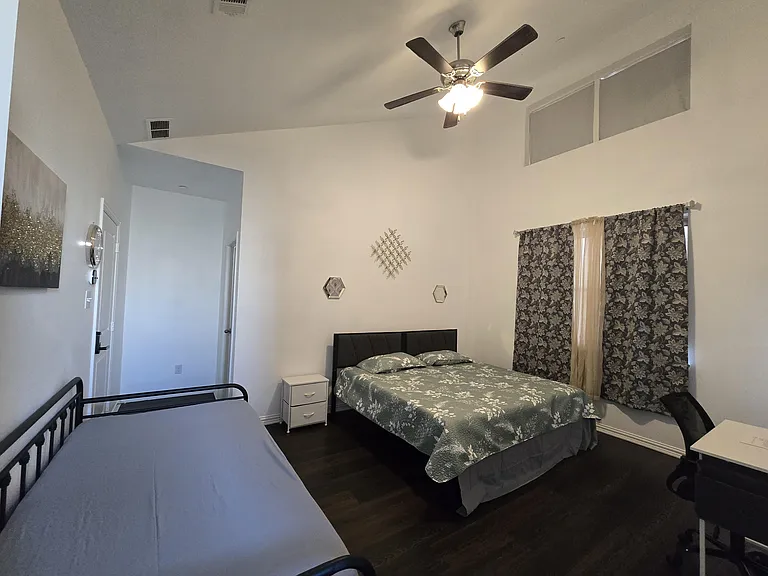 Hebron St — Photo 1