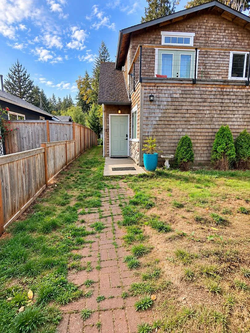 1719 NE Poulsbo Ave - 1719 NE Poulsbo Ave — Photo 1