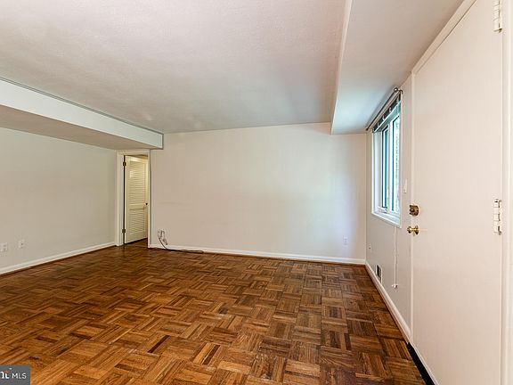 5th image of 10427 Montrose Ave APT 2