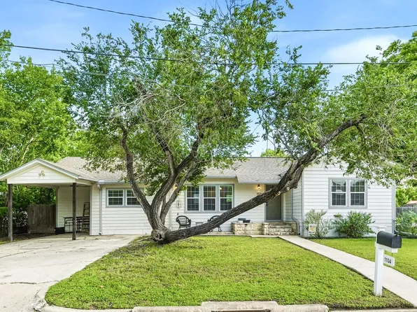 1104 W 7th St, Taylor, TX 76574