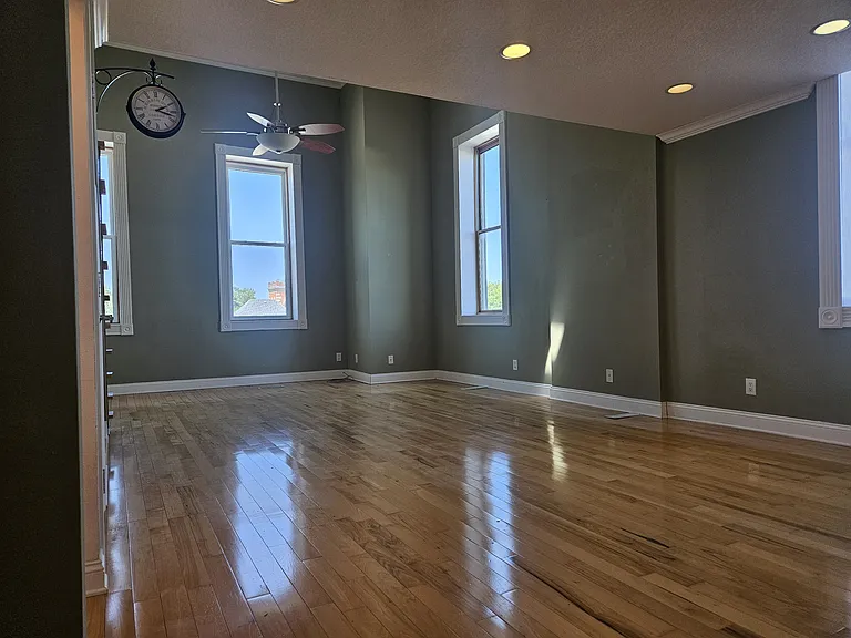 111 NW 2nd St #3 — Photo 10