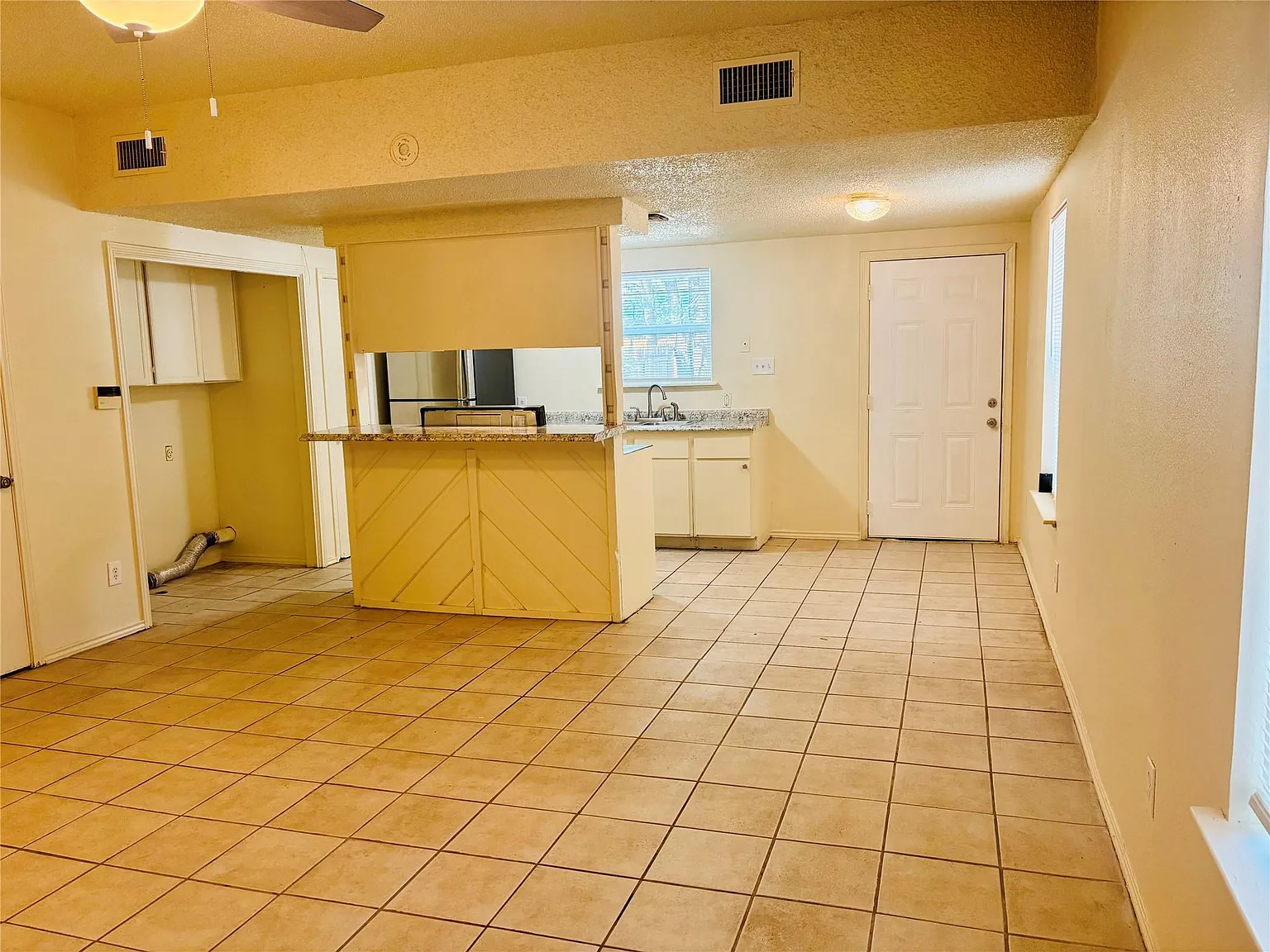 2 bed, 1.5 bath, 1900 sqft, $1,500 — Photo 3
