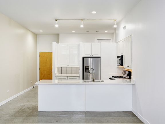 5th image of 939 W Madison St APT 510