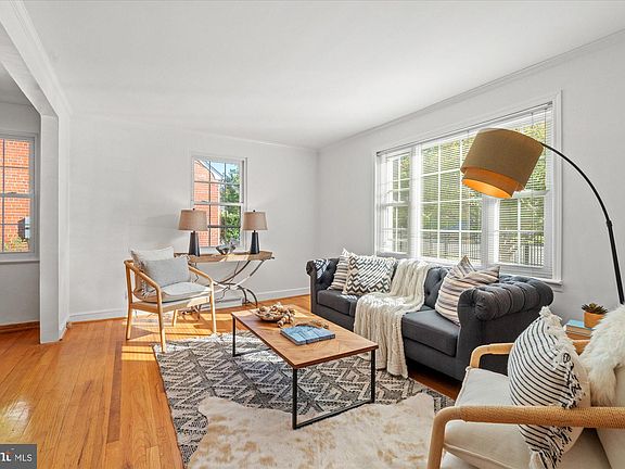 4th image of 132 Hilton St