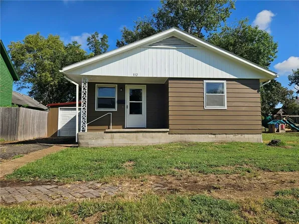 112 W Walnut St, Girard, KS 66743