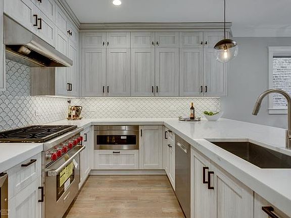 3rd image of 1542 N Hudson Ave #2F