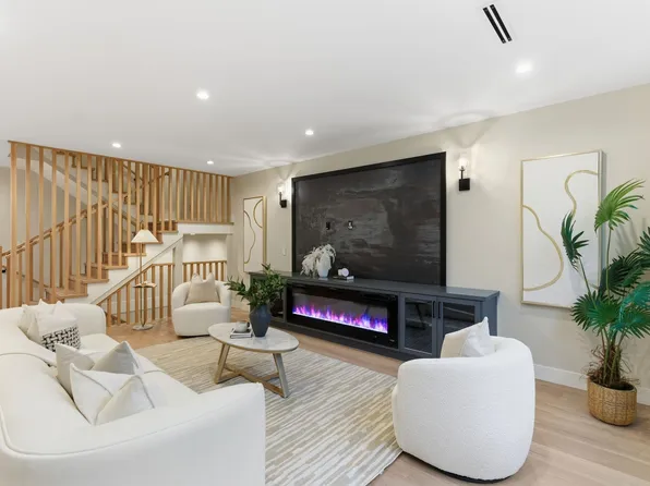 8408 17th Ave #2, Burnaby, BC V3N 1N2