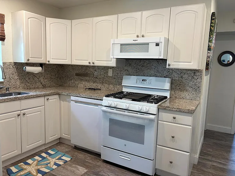 501 SW 11th St — Photo 8