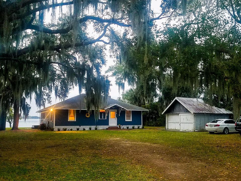 Directly on Lake Conway