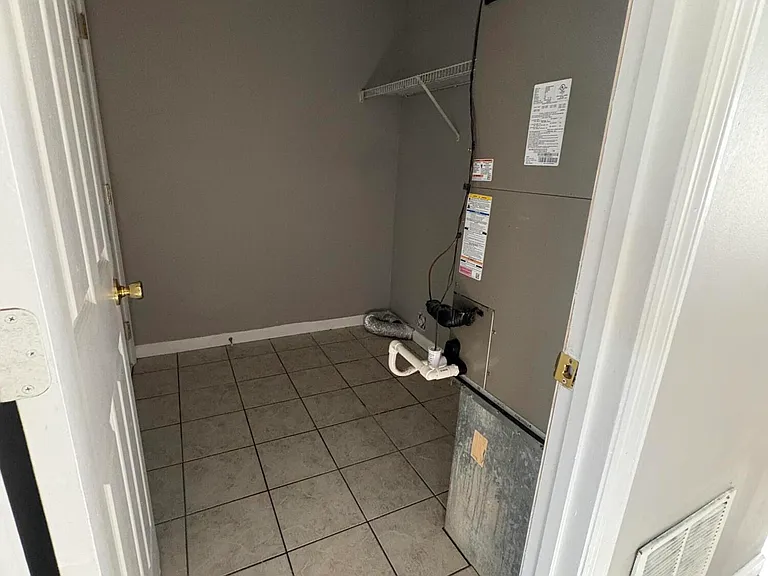 332 E Oak St — Photo 18