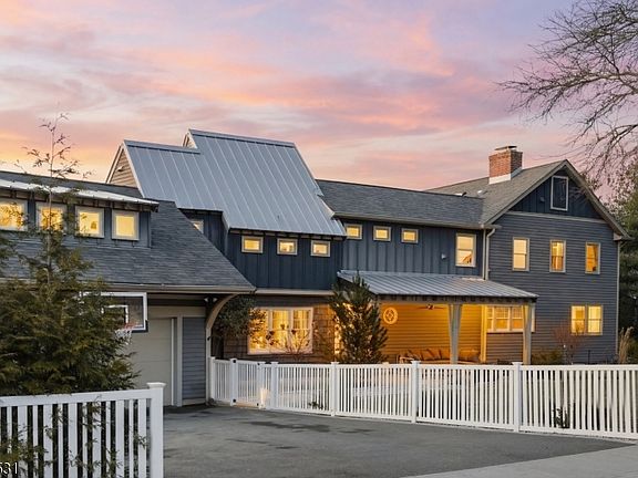 5th image of 48 Maple Ave