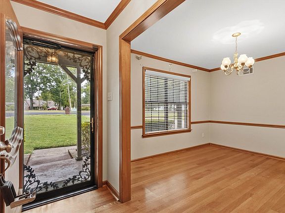 5th image of 3961 Oak Rd