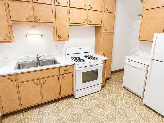 4th image of 5846 Douglas St