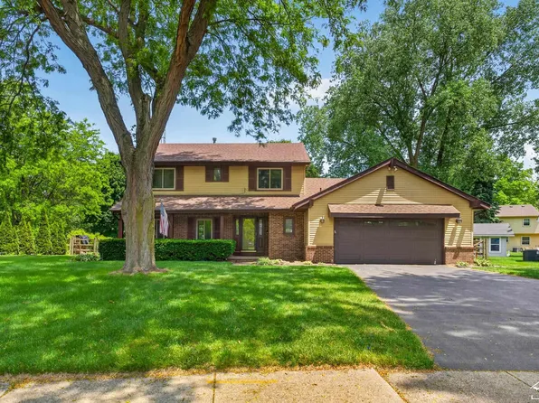 8008 Fox Run Ct, Temperance, MI 48182