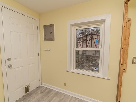 5th image of 284 W Grand Ave