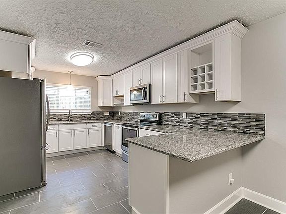 4th image of 407 Juniper Ct