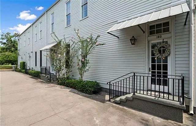 Building Photo - 1446 Camp St #103
