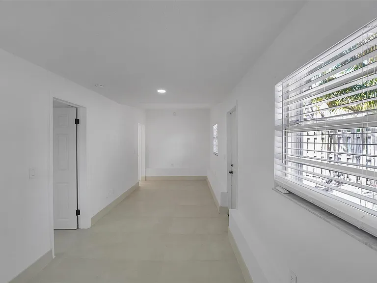 812 NE 4th Ave — Photo 36