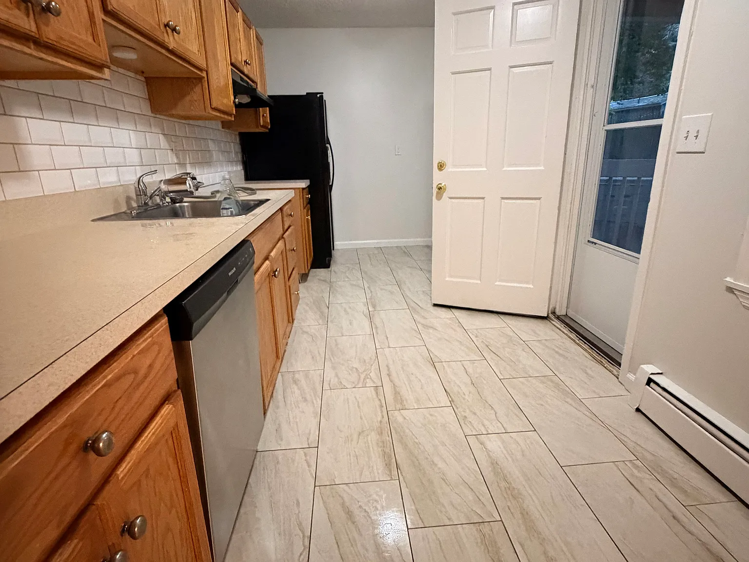 3 bed, 1.5 bath, 1300 sqft, $2,300 — Photo 2