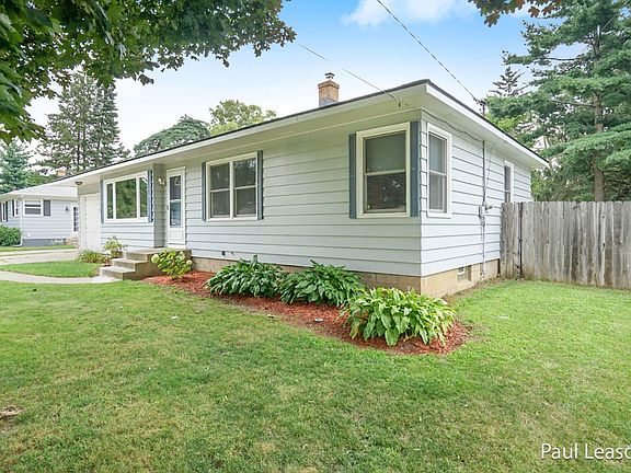 Spacious Front Yard