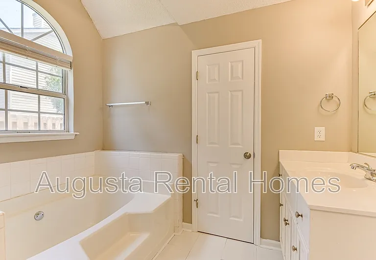 208 Stonington Dr — Photo 31