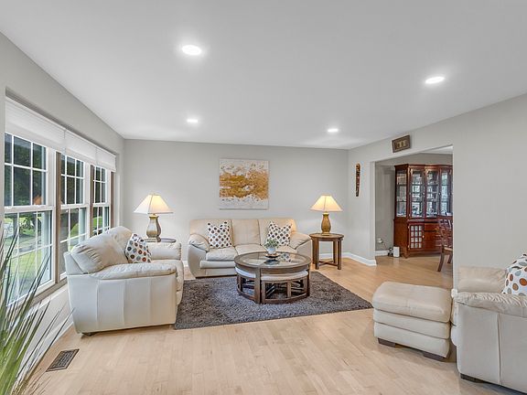 4th image of 76 Foxboro Ln