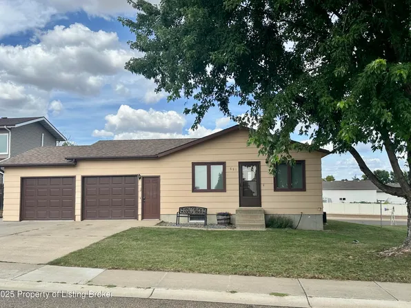 661 11th St E, Dickinson, ND 58601
