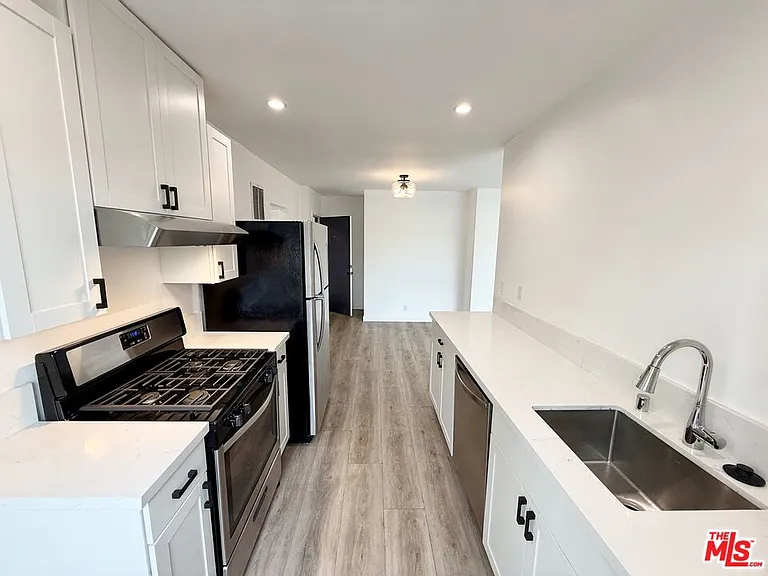 1000 Havenhurst Dr #7 — Photo 6