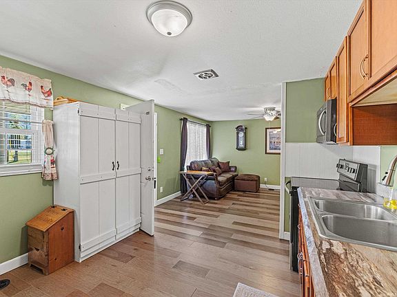 5th image of 716 Rosewood St