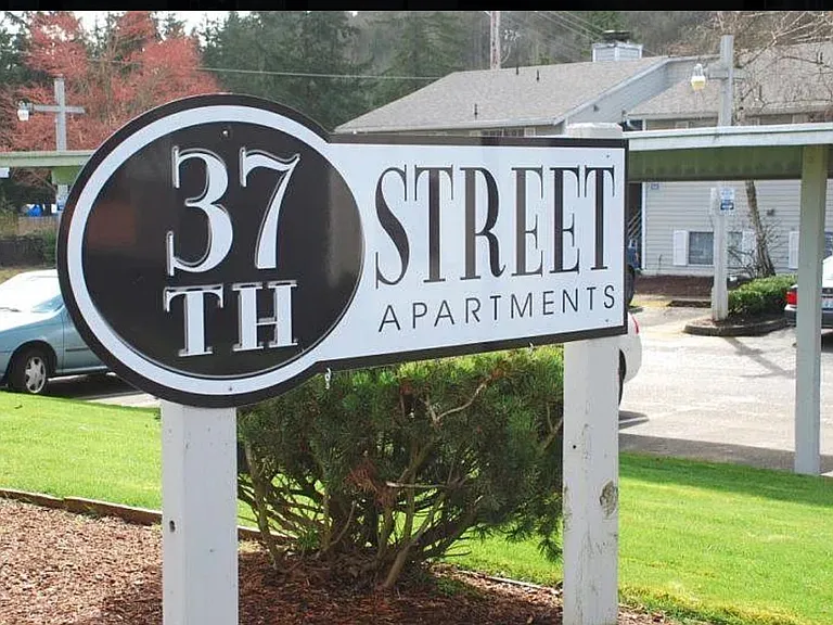 37th Street Apartments — Photo 17