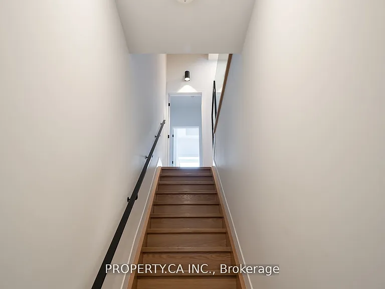 180 Dovercourt Rd #UPPER — Photo 4