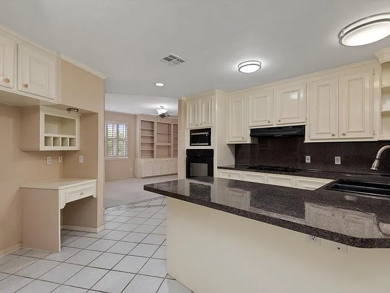 14151 Buckingham Ln — Photo 8