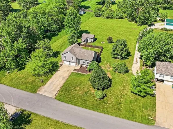 19610 Rosewood Dr, Stilwell, KS 66085