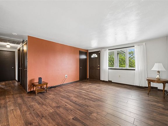 4th image of 10060 Vermont St
