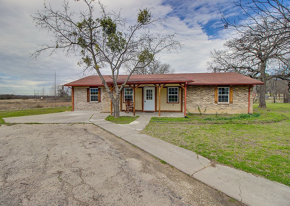 Front of Ranch style home