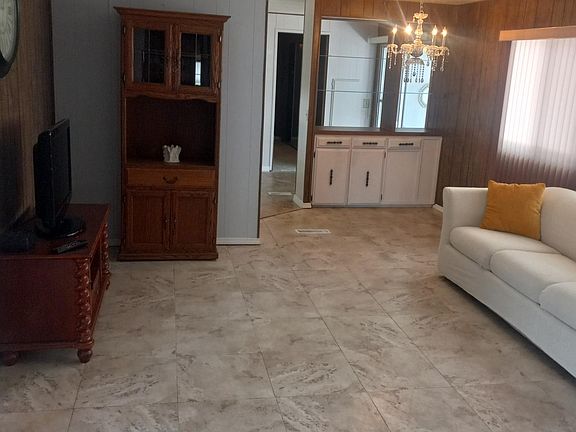 3rd image of 88 Emerald Dr E